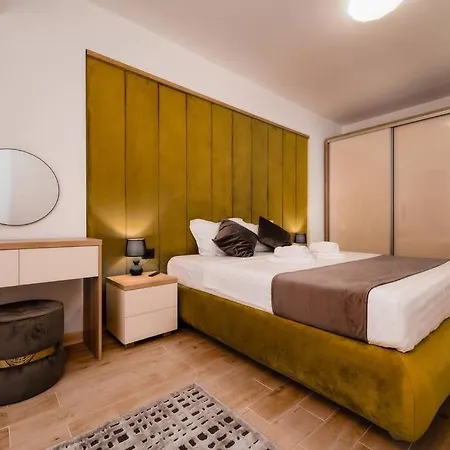 Mustard Skyline Infinity Pool&spa Apartment